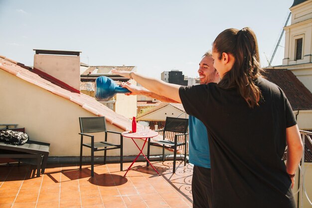 Photo a couple exercising on their rooftop