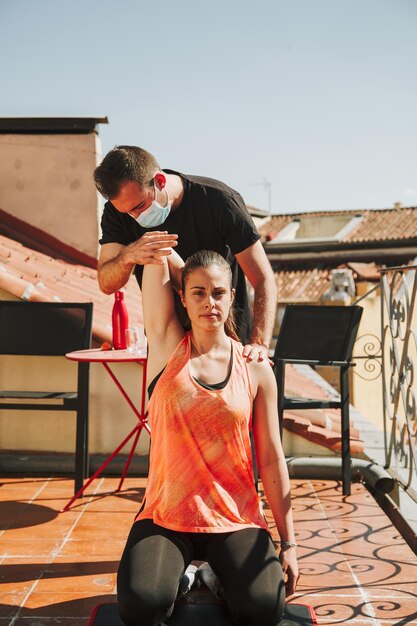 Photo a couple exercising on their rooftop