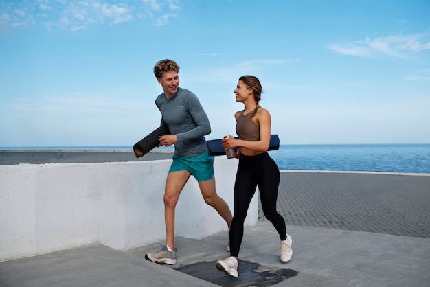 Photo couple exercising together outdoors