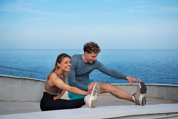 Photo couple exercising together outdoors