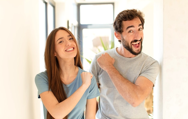 Foto coppia che si sente felice, positiva e di successo, motivata quando affronta una sfida o celebra buoni risultati