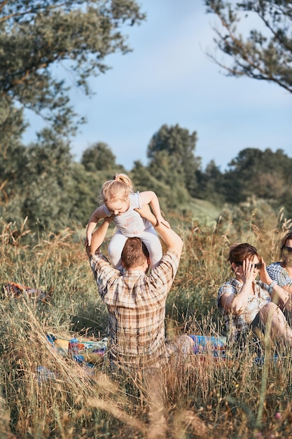 Foto coppia sul campo contro gli alberi