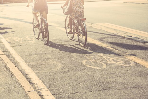 Пара друзей с велосипедами на велосипедной дорожке.