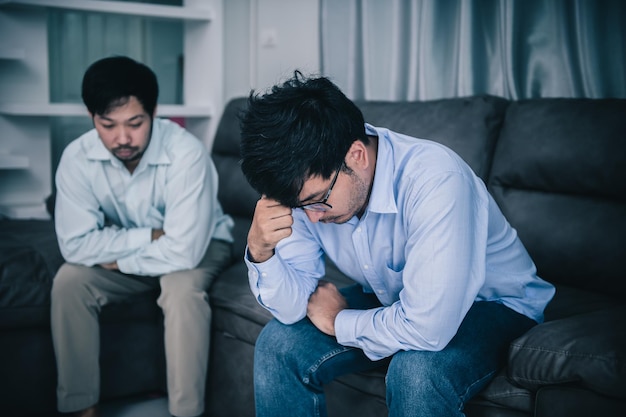 남자와 게이 남자의 커플LGBT 프라이드 월 개념터치 커플