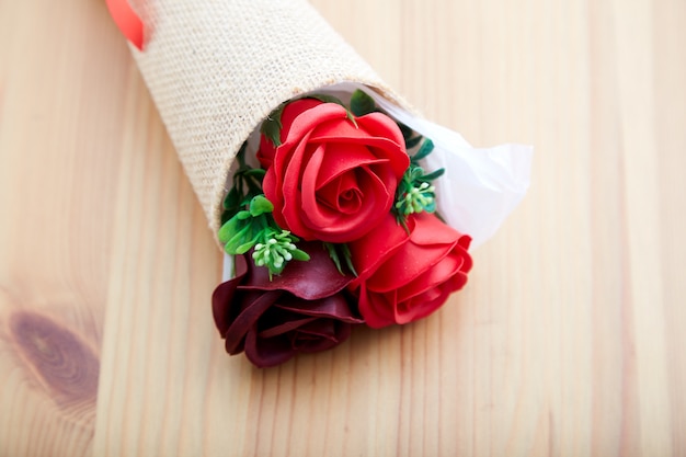 Пара подарочных роз на День Святого Валентина