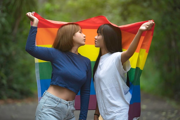 소녀LGBT 프라이드 월 개념을 가진 소녀 커플아시아 잘생긴 남성은 화장을 하고 여성 옷을 입습니다.Gay Freedom DayPortrait of Nonbinary on white background