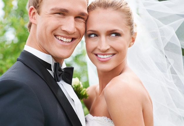 Foto la coppia felice e orgogliosa per la celebrazione del matrimonio all'aperto insieme e sorridendo in natura le persone amano e si impegnano nella relazione con il matrimonio la moda formale e il romanticismo alla cerimonia esterna