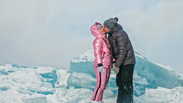 Пара развлекается во время зимней прогулки на фоне льда