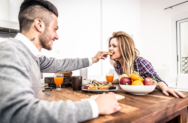 Coppia fare colazione