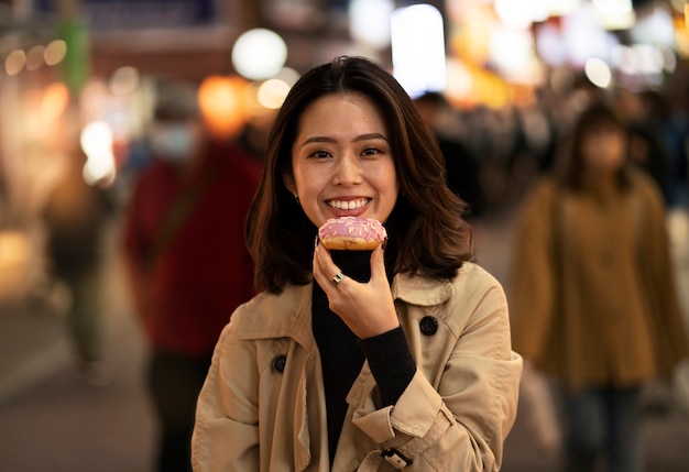 夜のデートをしているカップル