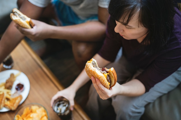 사진 커플 소파에 패스트 푸드를 데