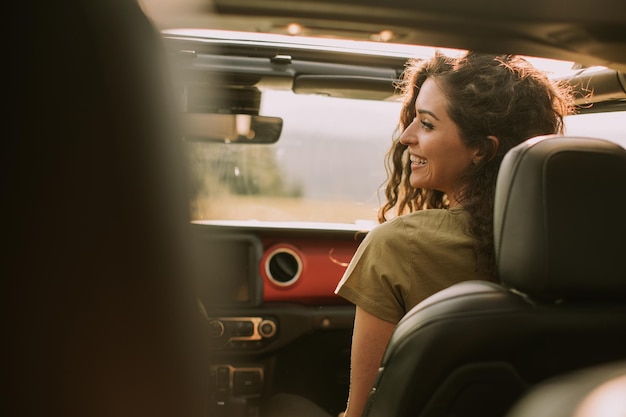 Photo couple having fun on roadtrip