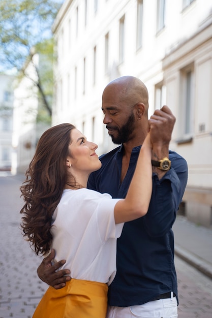 Photo couple having a latin dance performance in the city