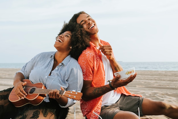 Coppia con un picnic in spiaggia