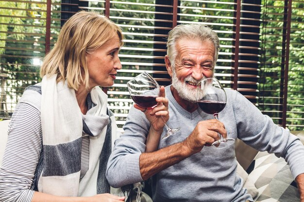 Photo couple having red wine at home