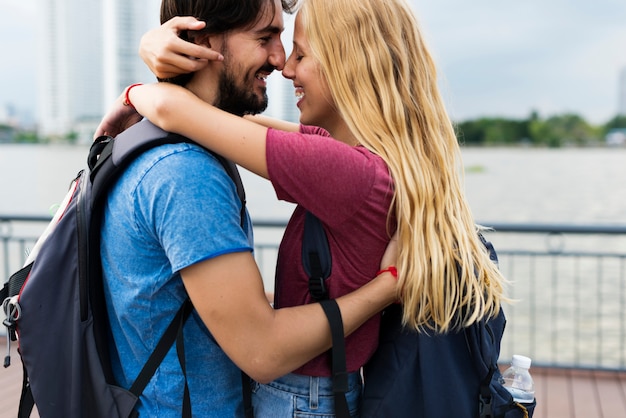 Coppia avere un momento dolce insieme in un parco di divertimenti