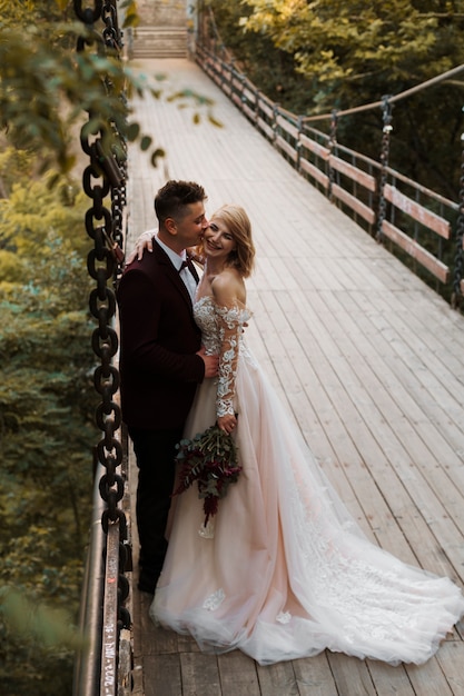 Photo couple having their wedding in the woods