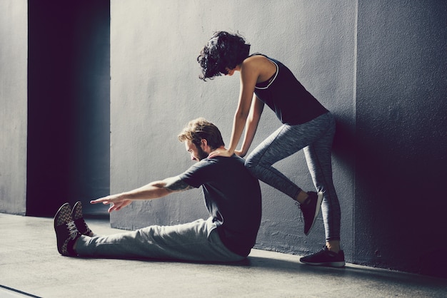 Photo couple helping each other to workput