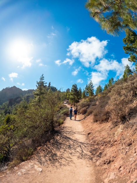 Photo a couple of hikers on the trail up to roque nublo in gran canaria canary islands
