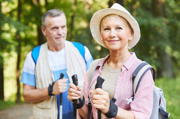 Photo couple hiking in nature