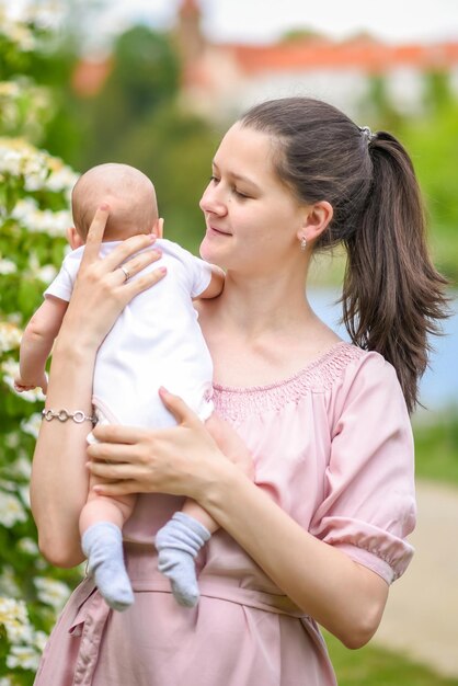 Photo couple holding baby girl standing outdoors