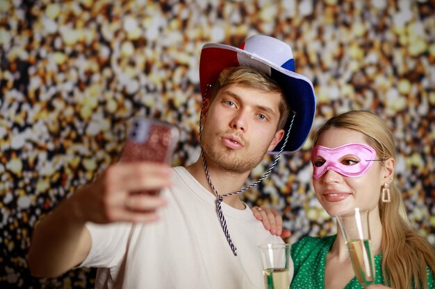 Photo a couple holding champagne glasses and taking selife