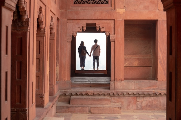 Coppia tenersi per mano durante la visita di fatehpur sikri, uttar pradesh.