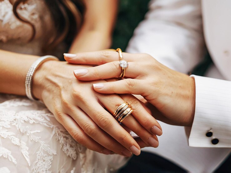 Photo 結婚式の日付を手にしたカップル