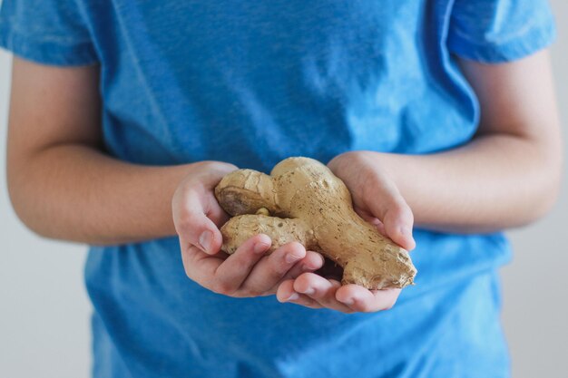 Foto una coppia che si tiene per mano.