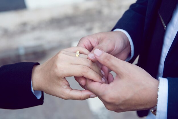 Photo couple holding hands