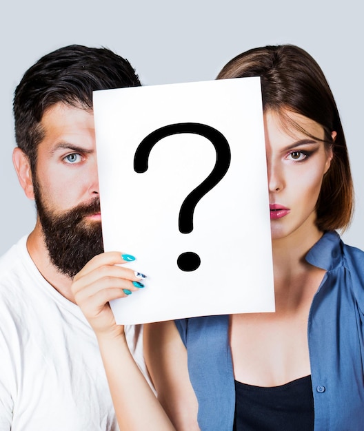 Photo couple holding paper question mark anonymous man and woman question couple incognita problem in couple question mark problem in couple question mark