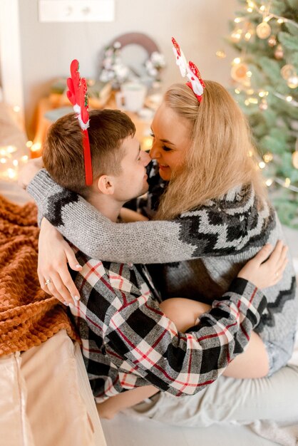 크리스마스 훈장에 집에서 포옹하는 커플
