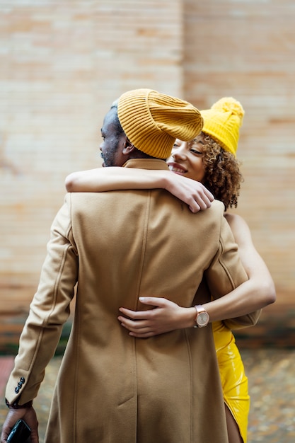 Photo couple hugging in the street