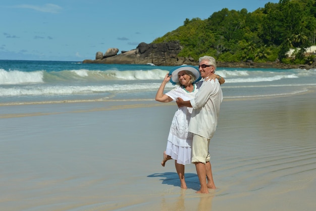Пара обнимается на тропическом пляже
