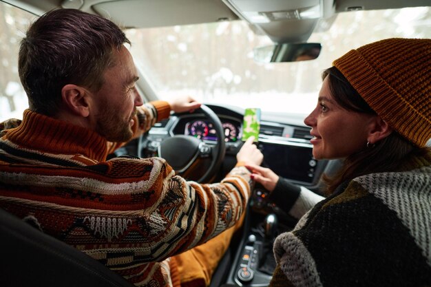 写真 冬の日に車に乗ったカップル