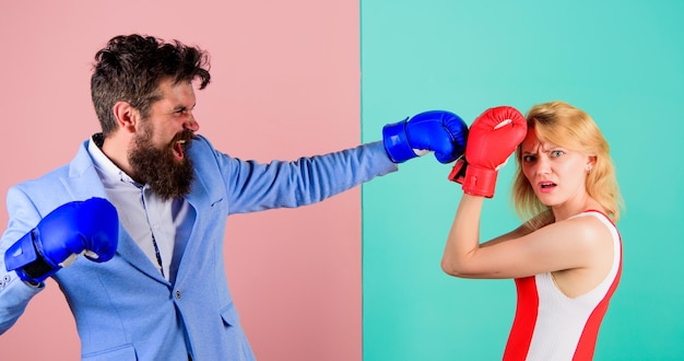 写真 ボクシングで競合する愛のカップル 手袋で戦う女性と男性のボクサー 支配の概念 ジェンダーの戦い ジェンダーの平等の権利 ジェンダーの平等 男の正式なスーツと運動の女性のボクシングの戦い