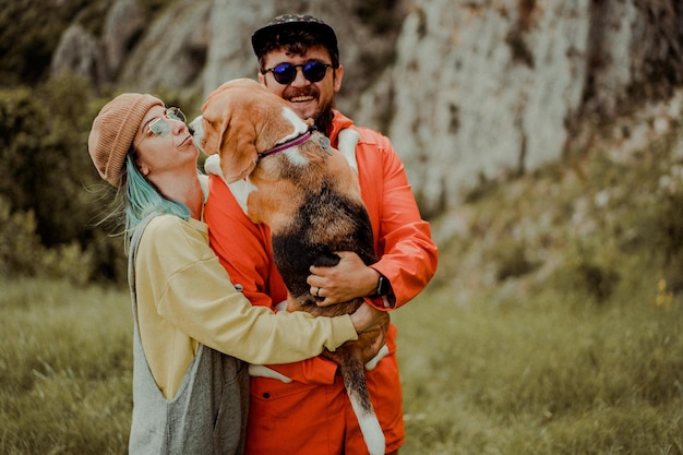 写真 ビーグル犬を愛するカップル