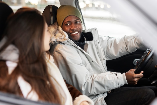 写真 一緒に車の中でカップルが冬のロードトリップに乗り出します