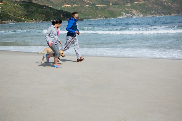 Coppia fare jogging con il cane