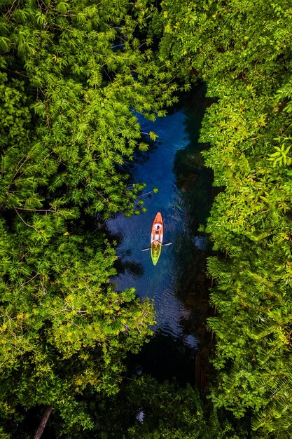 Photo couple in a kayak in the jungle of krabi thailand