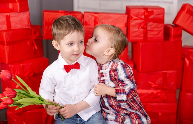 Photo couple of kids kissing each other romantic meeting of two children