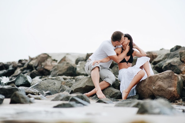 Photo couple kissing at beach against sky