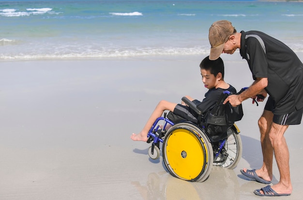 Foto una coppia che si bacia sulla spiaggia.