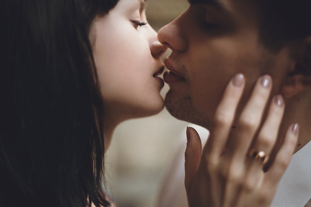 Photo couple kissing close up