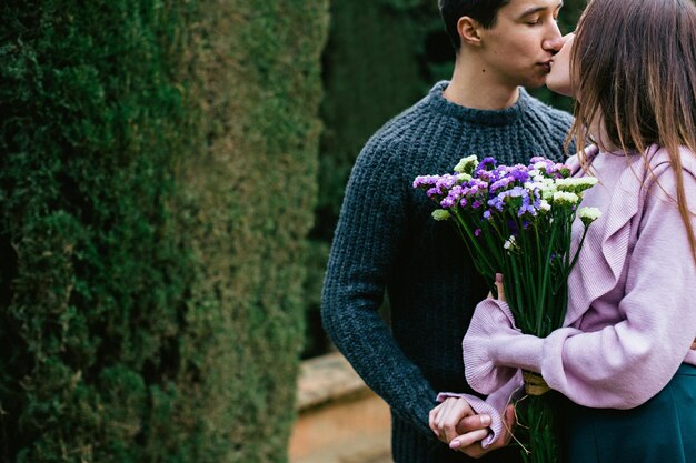 Photo couple kissing in garden