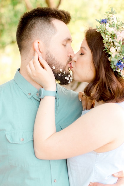 カップルが自然の中でキス