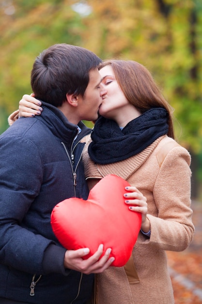 公園で屋外にキスするカップル