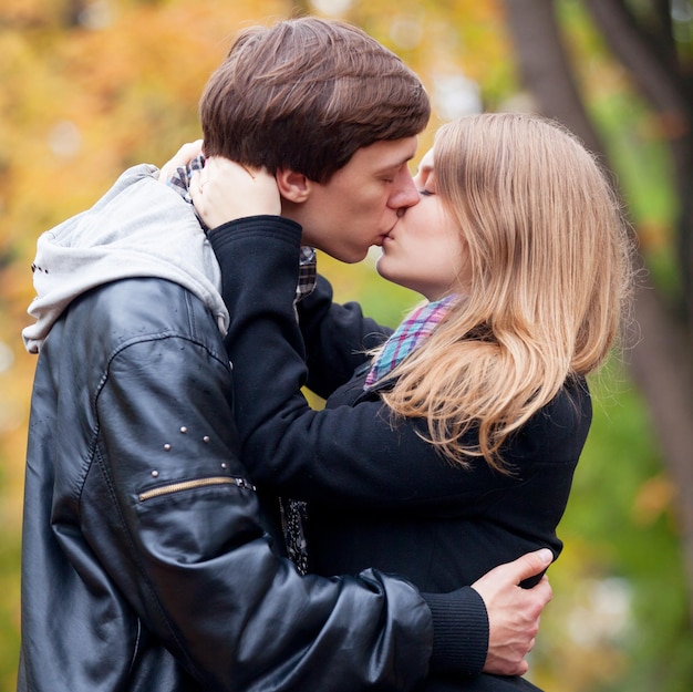 公園で屋外にキスするカップル