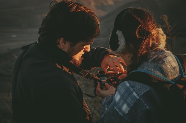 Photo couple kissing outdoors