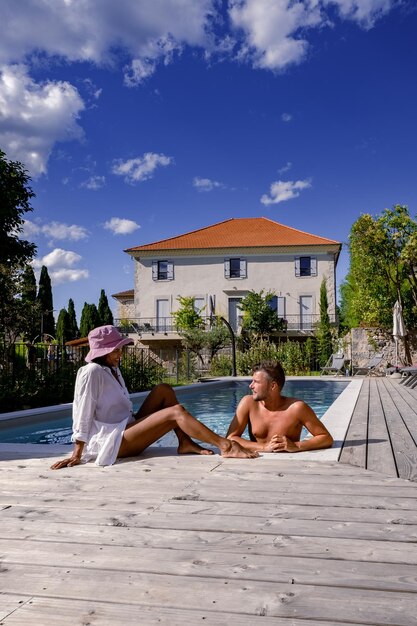 Foto coppia che si bacia in piscina contro un edificio